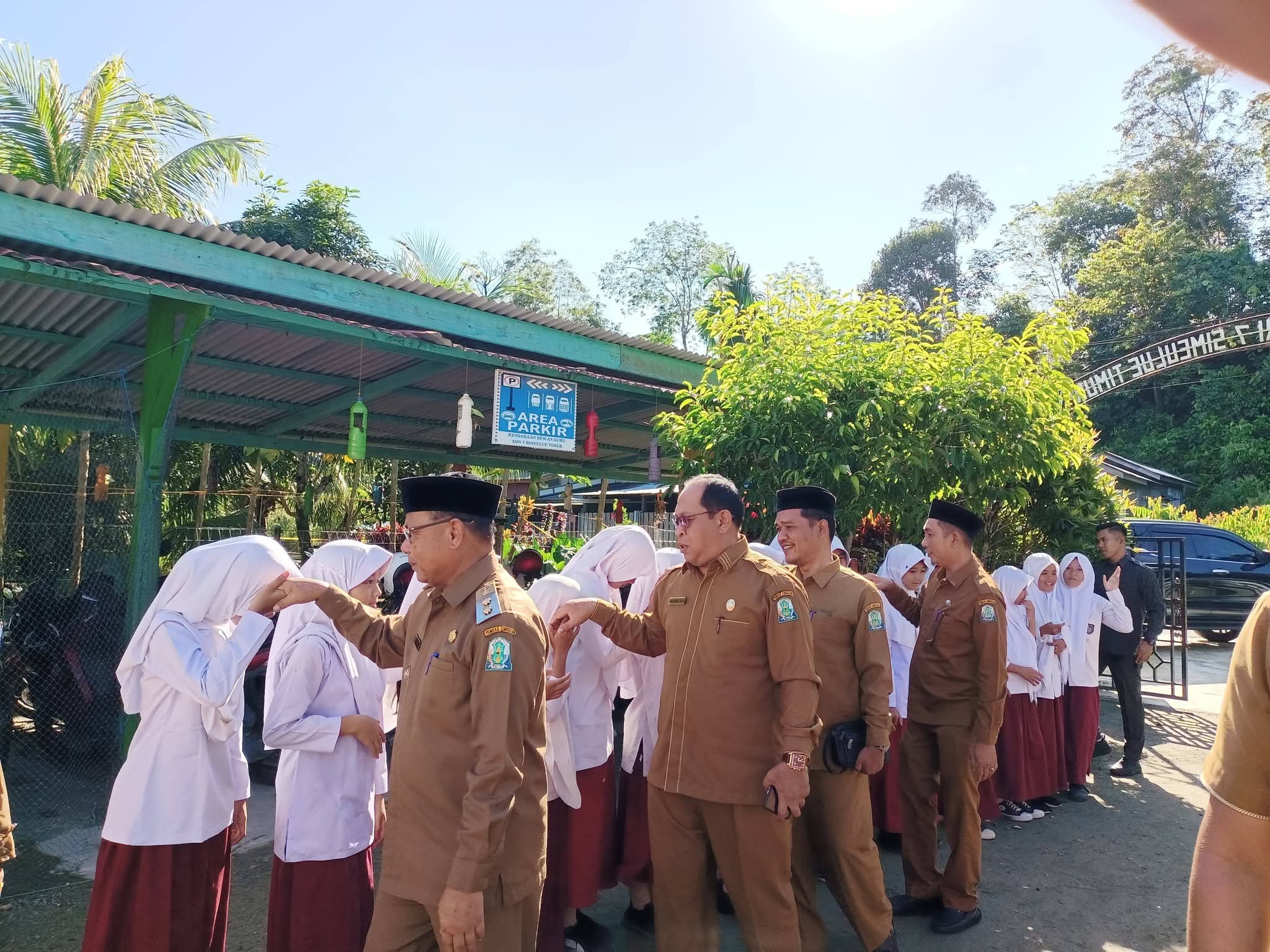 Wabup Simeulue didampingi Kadis Pendidikan Tinjau Pelaksanaan TKA Tingkat SD/MI