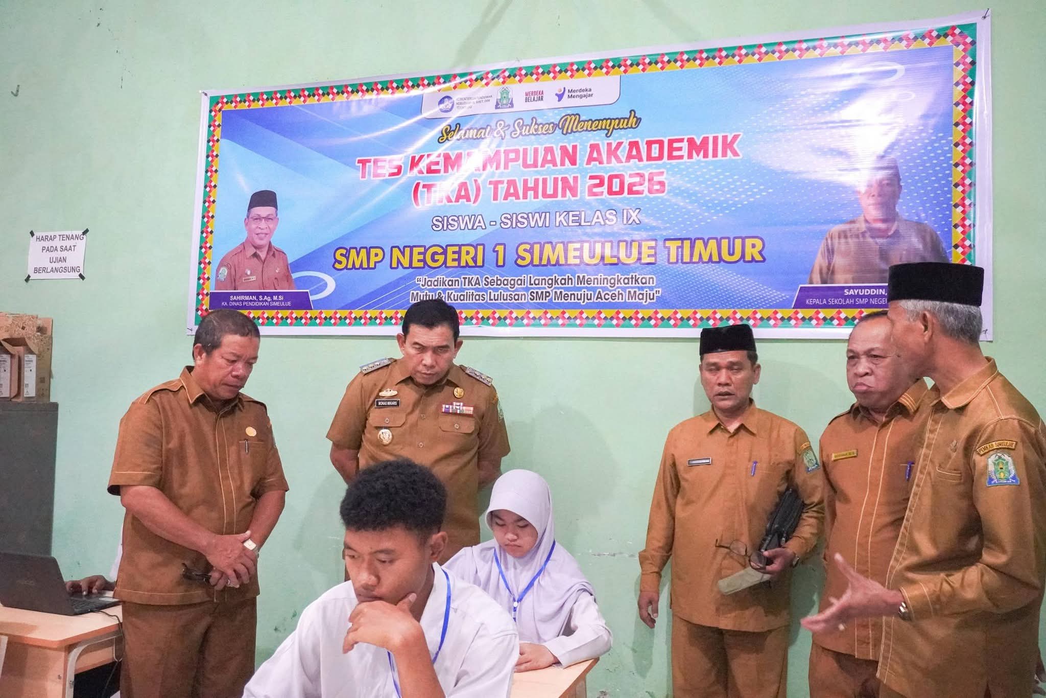 Bupati Simeulue Tinjau Ujian TKA Tingkat SMP, Berikan Motivasi Kepada Siswa