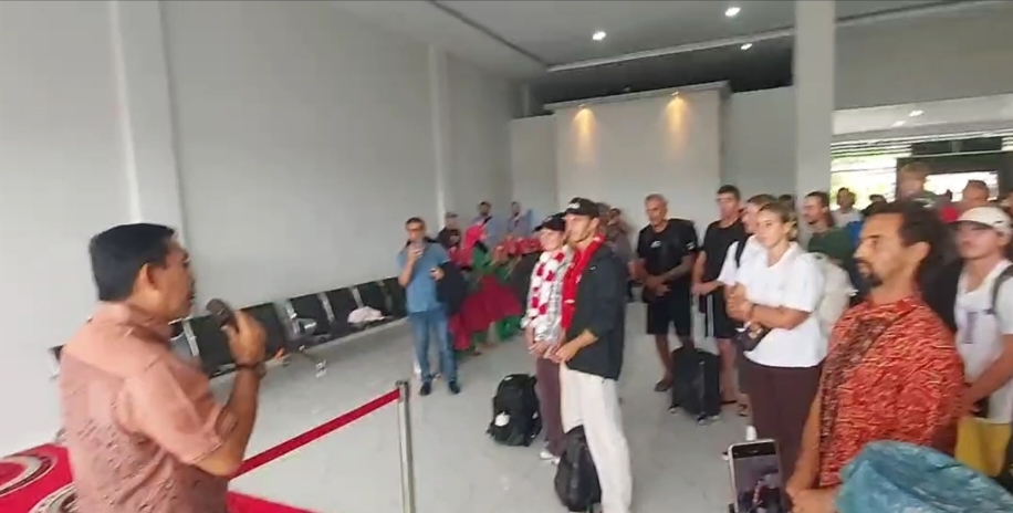 "Simeulue Welcome You!" Bupati MONAS Sambut 65 Turis Asing di Bandara Lasikin: Ini Bukti Pulau Kita Mendunia