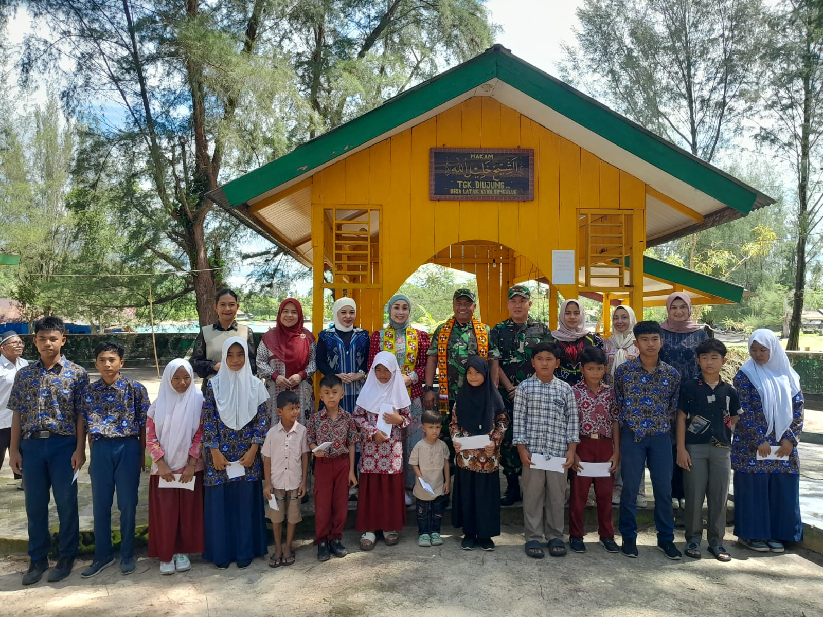 Danrem 012/Teuku Umar Berziarah ke Makam Teuku di Ujung Simeulue, Santuni Anak Yatim