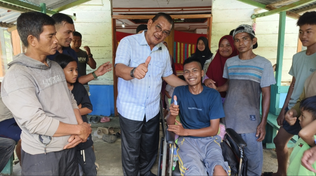 Hidup Sebatang Kara, Kaidir Penyandang Disabilitas di Leubang Hulu  Dibantu Kursi Roda oleh Iskandar DPRA