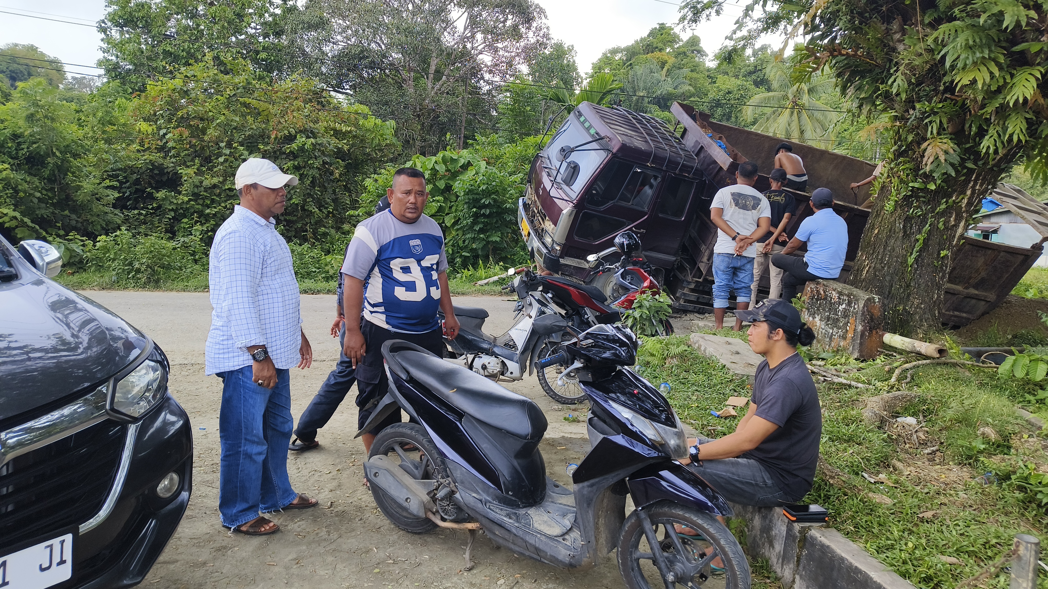 Jembatan Amaiteng Ambuk Diterjang Truk Fuso, Roda Dua dan Empat Lumpuh Total! BPBD turun Langsung, Perusahaan Janji Bertanggung Jawab