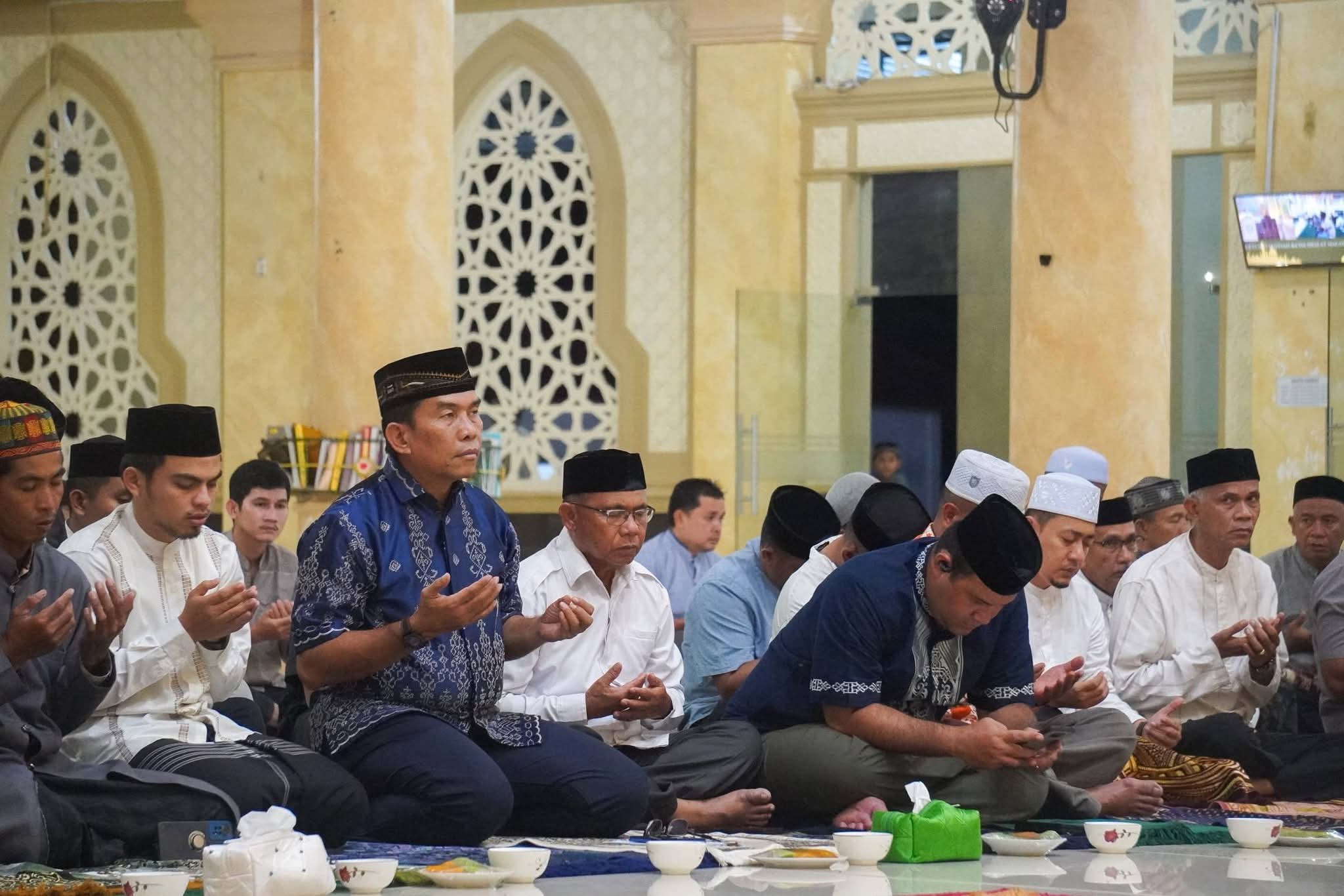 Bupati Monas : “Mari Kita Hijrahkan Hati Untuk Simeulue Hebat dan Bermartabat” Tausiyah 1 Muharram 1448 H di Masjid Agung Khalilullah