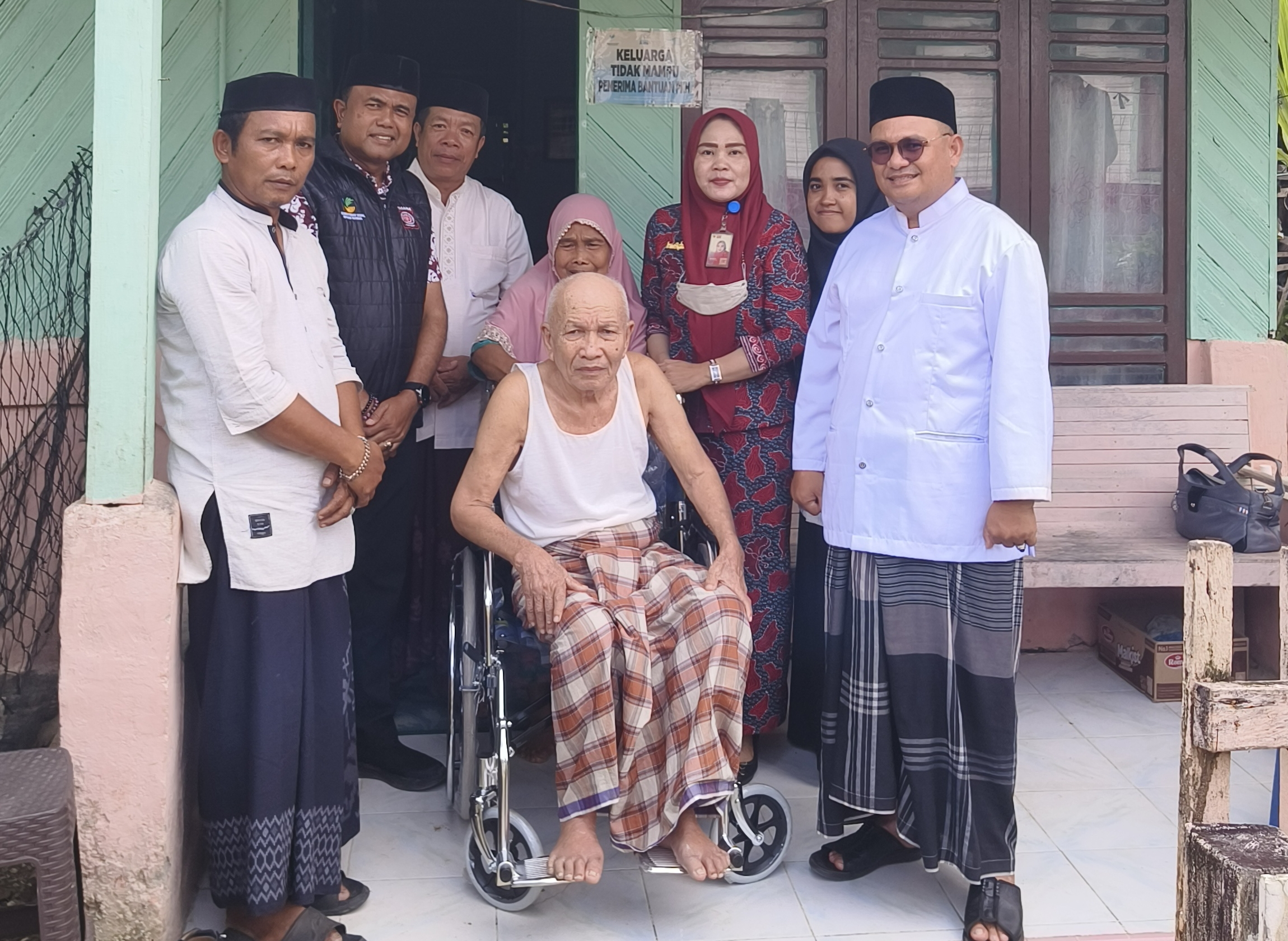Kadinsos Simeulue Serahkan Bantuan Kursi Roda Untuk Lansia di Desa Ganting