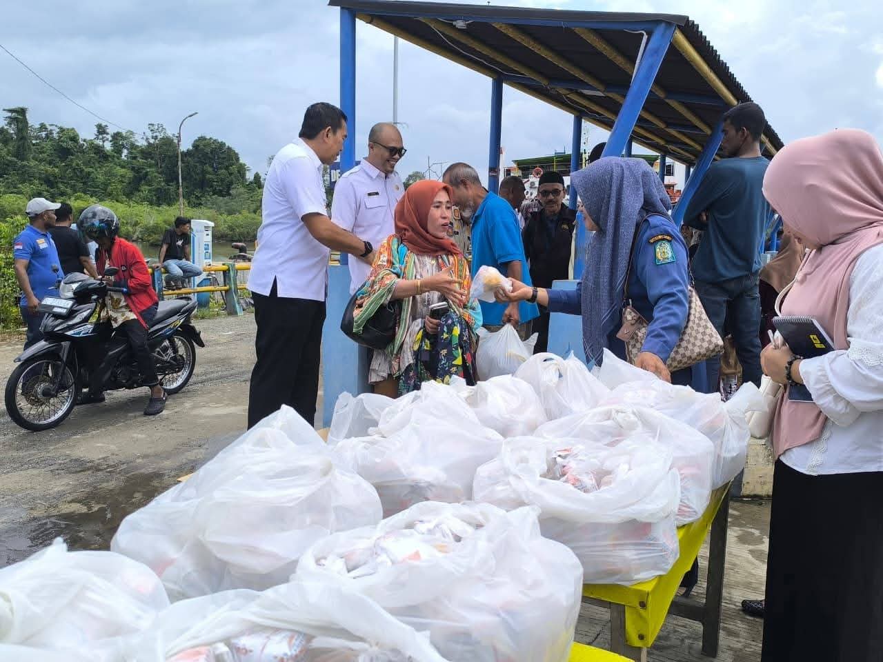 Bupati Monas Sambut KMP Teluk Sinabang Tiba Di Pelabuhan Kota Batu, Bagikan Nasi Bungkus untuk Penumpang
