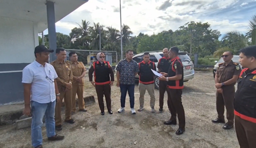 Kejari Simeulue dampingi Tim Penyidik Kejati Aceh Geledah Kantor PT Perikanan Indonesia di Desa Lugu, 2 Kardus Dokumen dan Laptop Disita